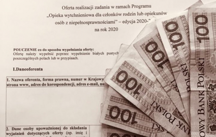 pierwsza strona wzoru oferty konkursowej w tle, 7 banknotów 100 złotowych, zdjęcie w kolorach bieli i szarości 